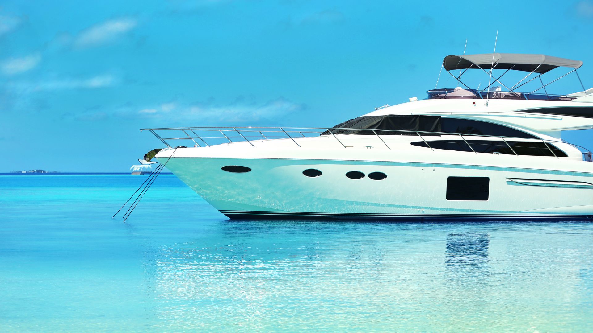 Immagine di uno yacht ormeggiato dove si notano vetri nautici neri